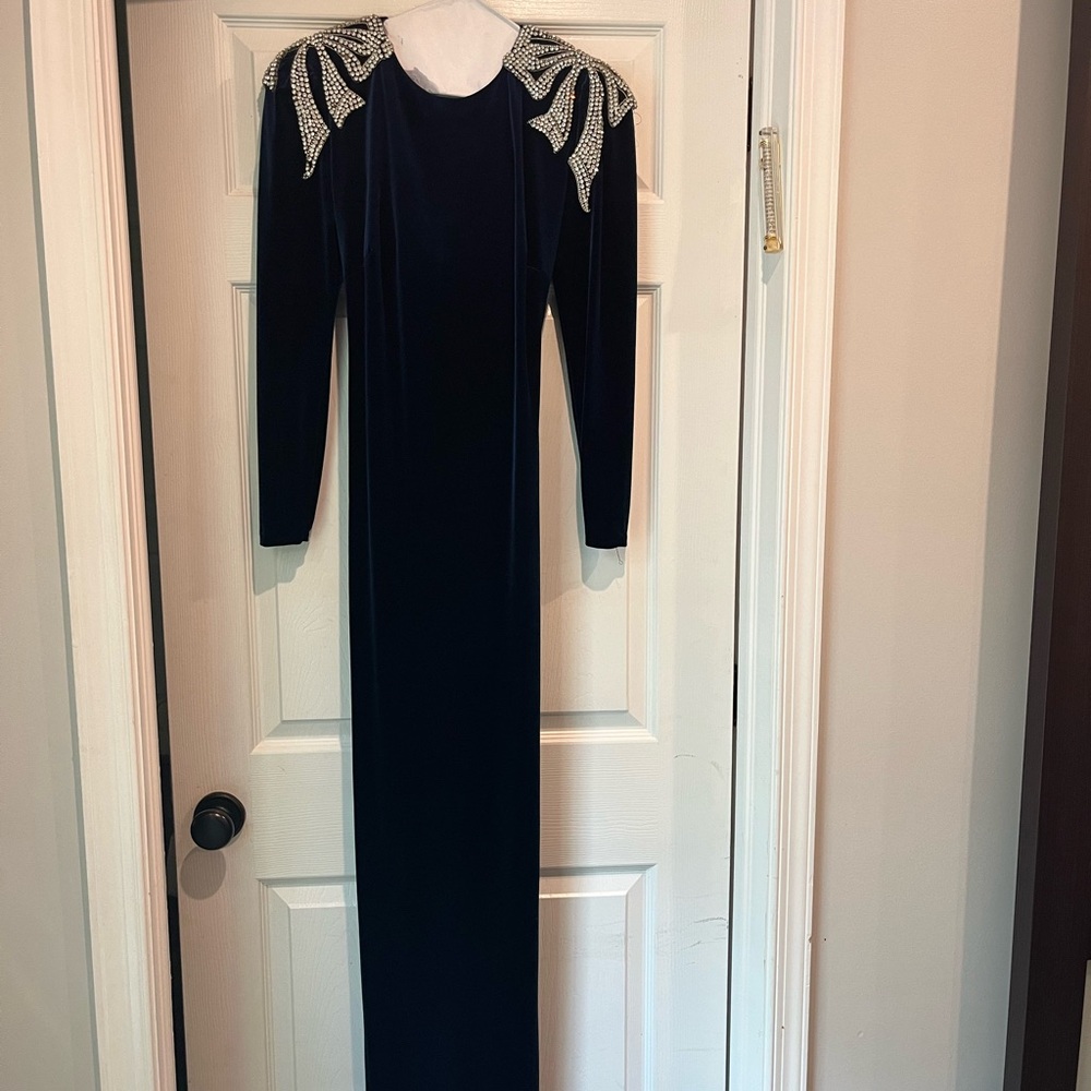Spectacular Monique Lhuillier  navy velvet gown